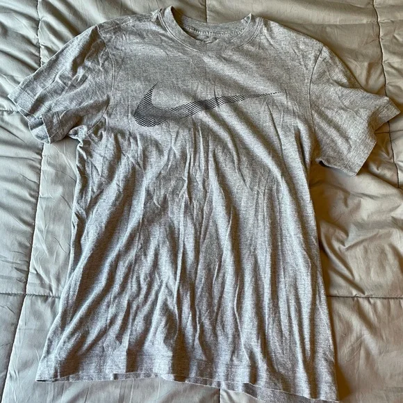 Men’s Nike Graphic T-Shirt lot of 3 - Red, Gray, and Navy Size Small - Picture 3 of 4